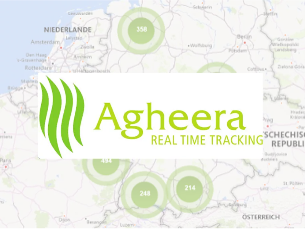 Das Agheera Logo vor einer Landkarte. 