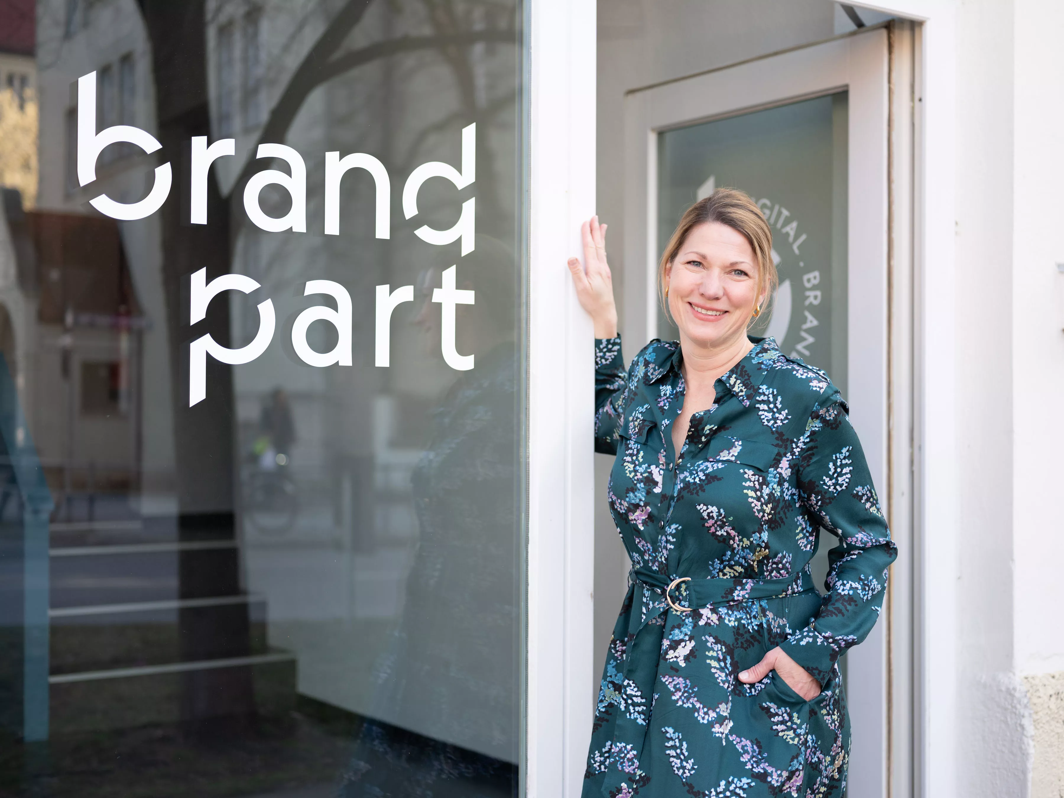 Patrizia Hucho vor dem Eingang ihrer Branding Agentur 