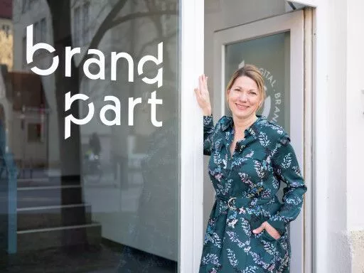 Patrizia Hucho vor dem Eingang ihrer Branding Agentur 