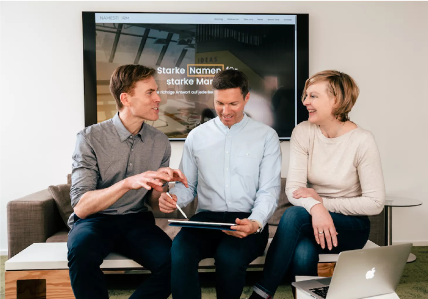 Namestorm Team vor Screen Namestorm Team vor Screen