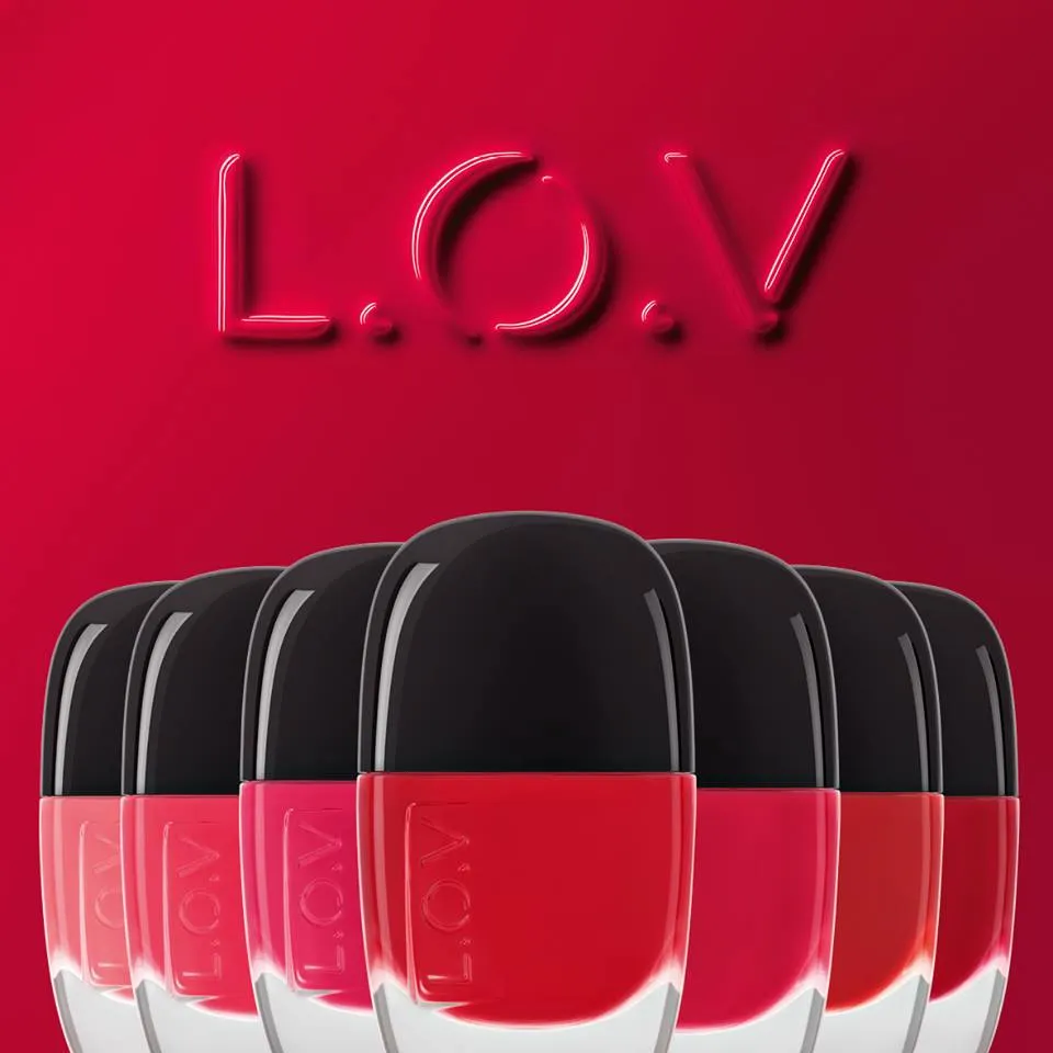 Werbebild von LOV Nagellacken in Rottönen. 