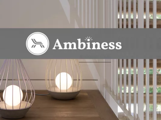 Das Ambiness Logo vor einer mit zwei Leuchten erhellten Treppe. 