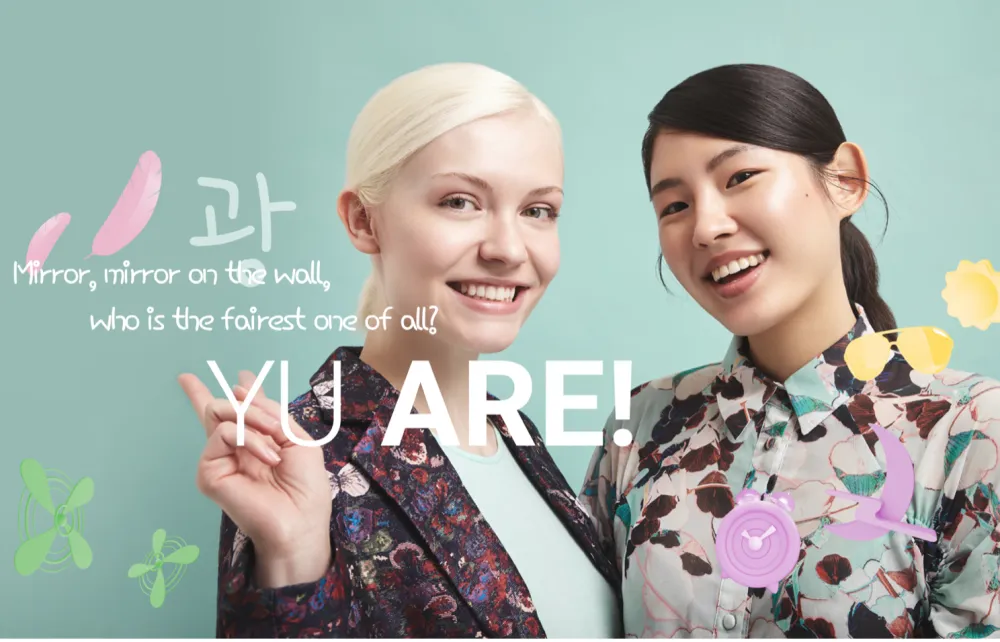 Zwei Models und die schwarze Aufschrift 