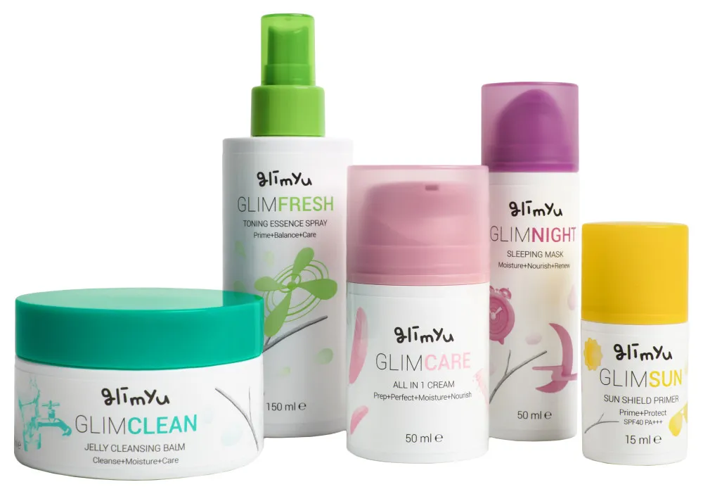 Eine bunte Auswahl von glimyu Kosmetikprodukten. 