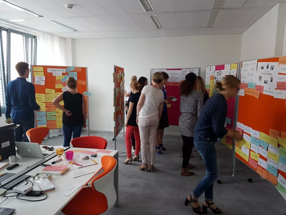 Naming - Suche nach Namensideen Ein Naming Workshop, in dem viele Namensideen gesammelt und an Pinnwände gehängt werden.